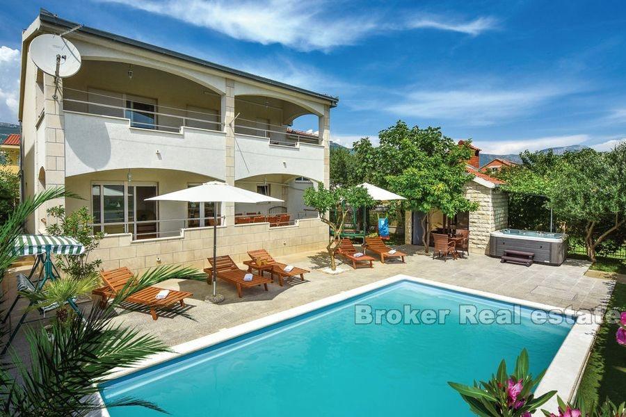 Villa with pool and garage