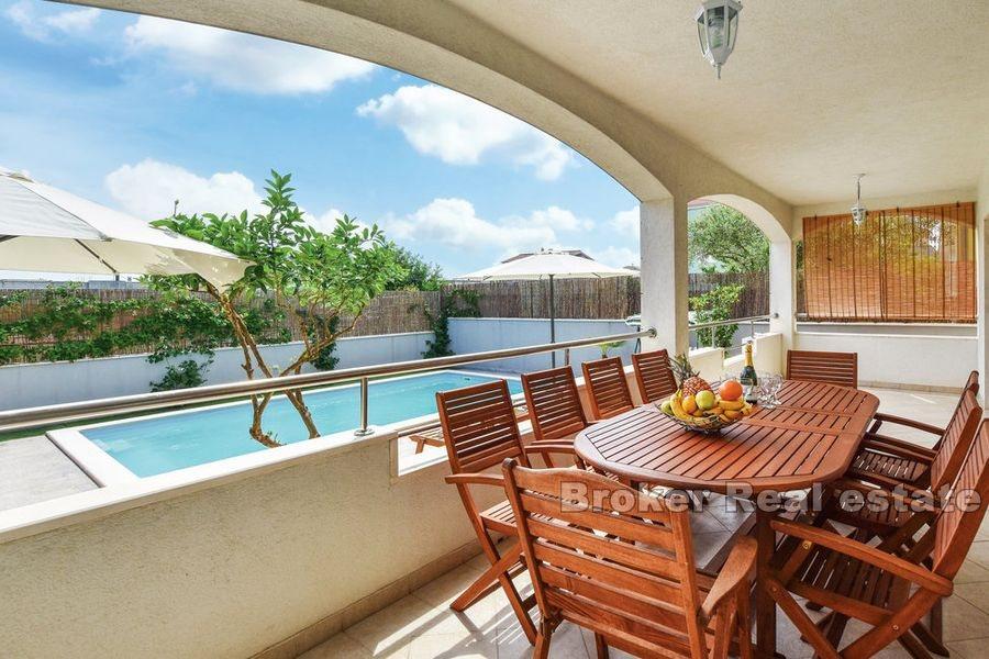 Villa with pool and garage