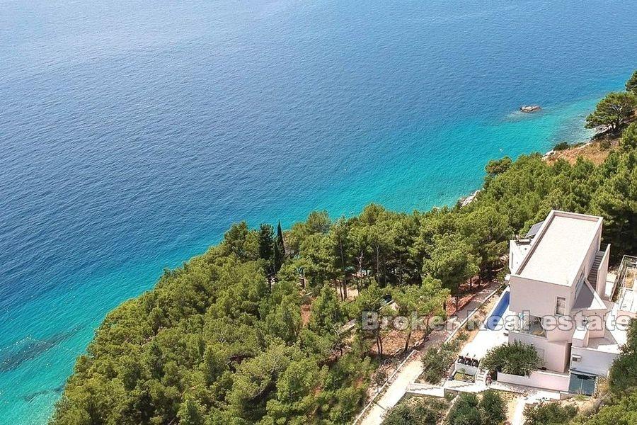 Вилла с бассейном в первом ряду от моря
