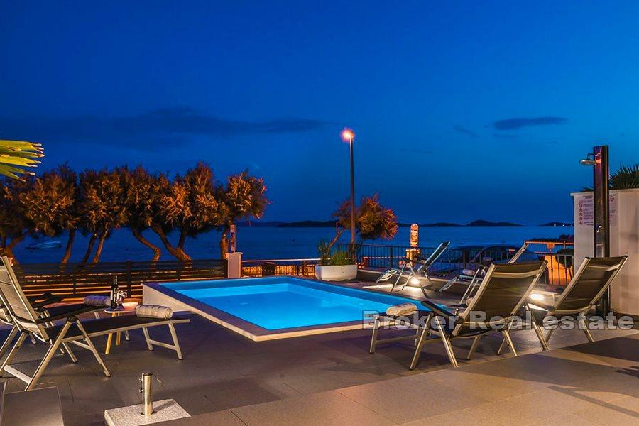 Villa de luxe au premier rang de la mer