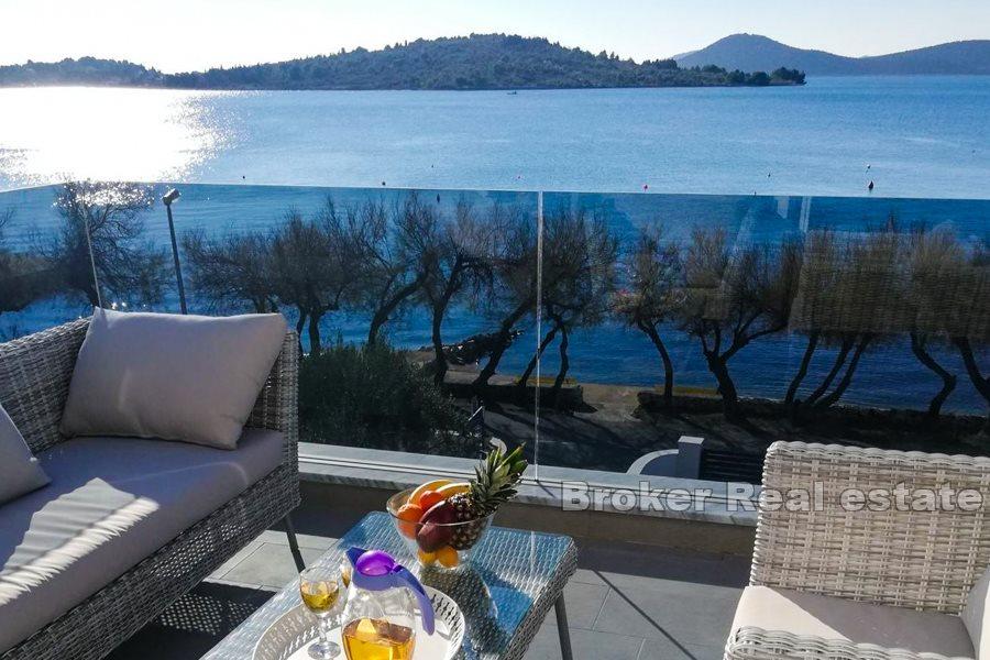Villa de luxe au premier rang de la mer