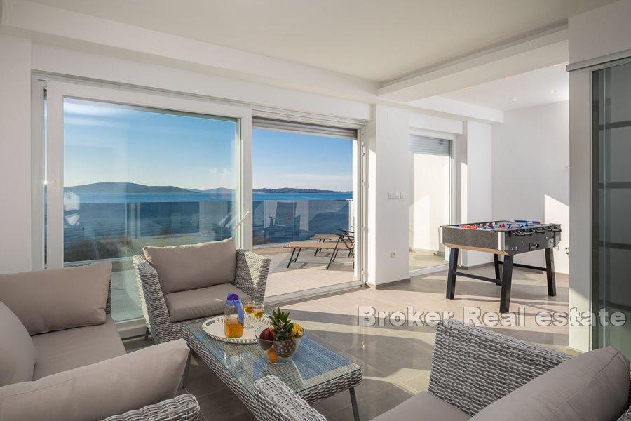 Villa de luxe au premier rang de la mer