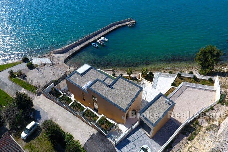 Villa première rangée à la mer