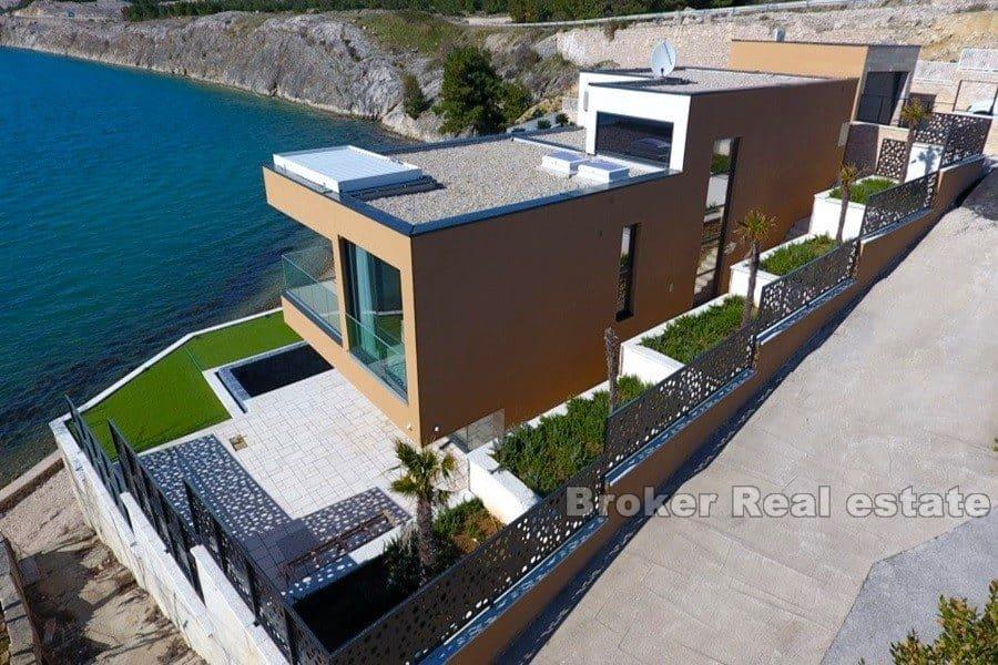 Villa première rangée à la mer