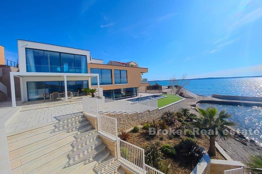 Villa première rangée à la mer