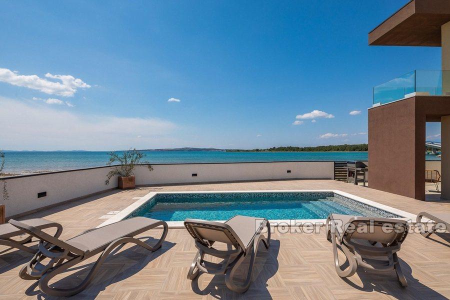 Villa première rangée à la mer