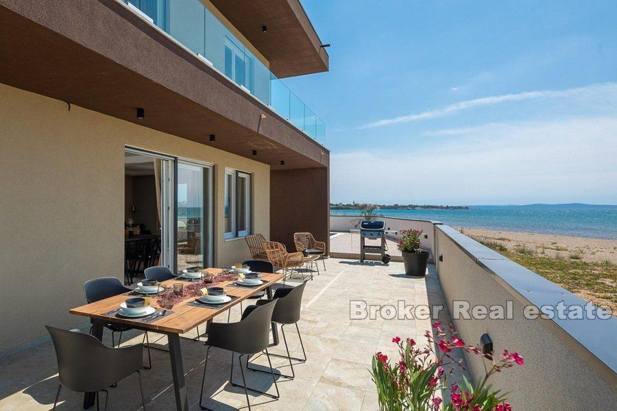 Villa première rangée à la mer