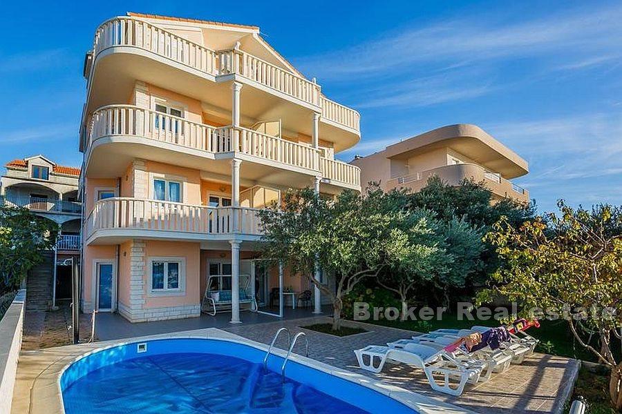 Edificio con vista mare
