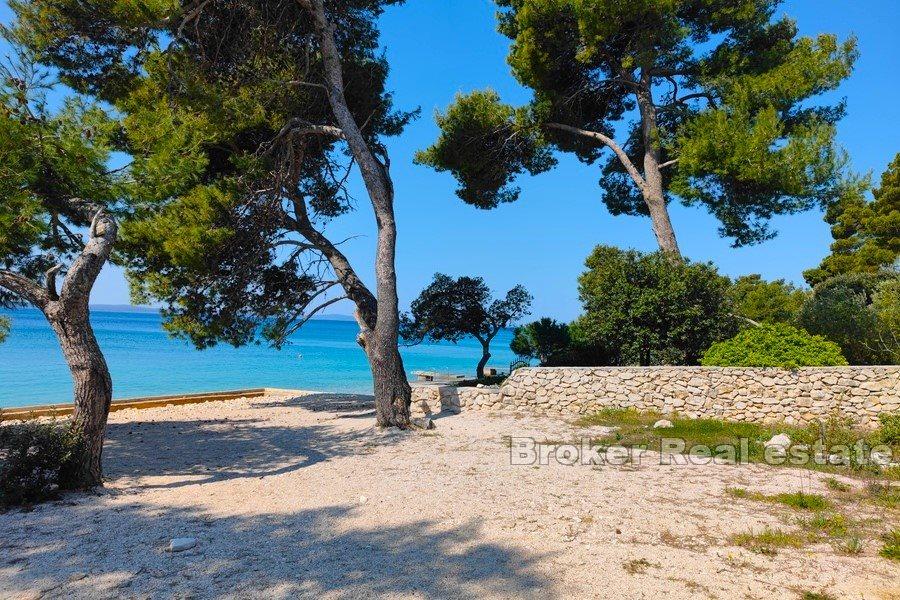 Villa avec piscine en construction, première rangée de la mer