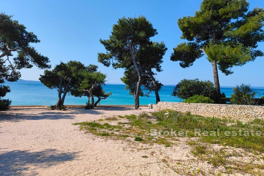 Villa avec piscine en construction, première rangée de la mer