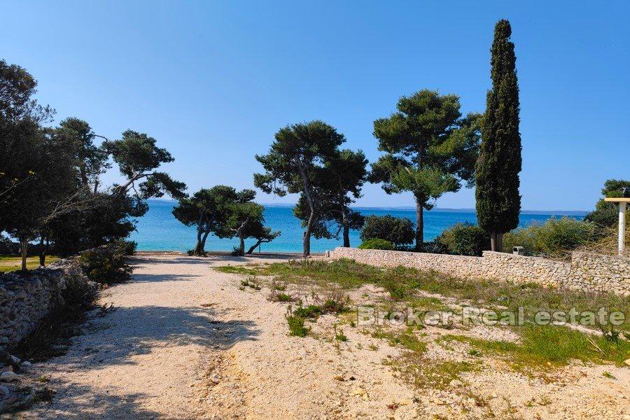 Villa avec piscine en construction, première rangée de la mer
