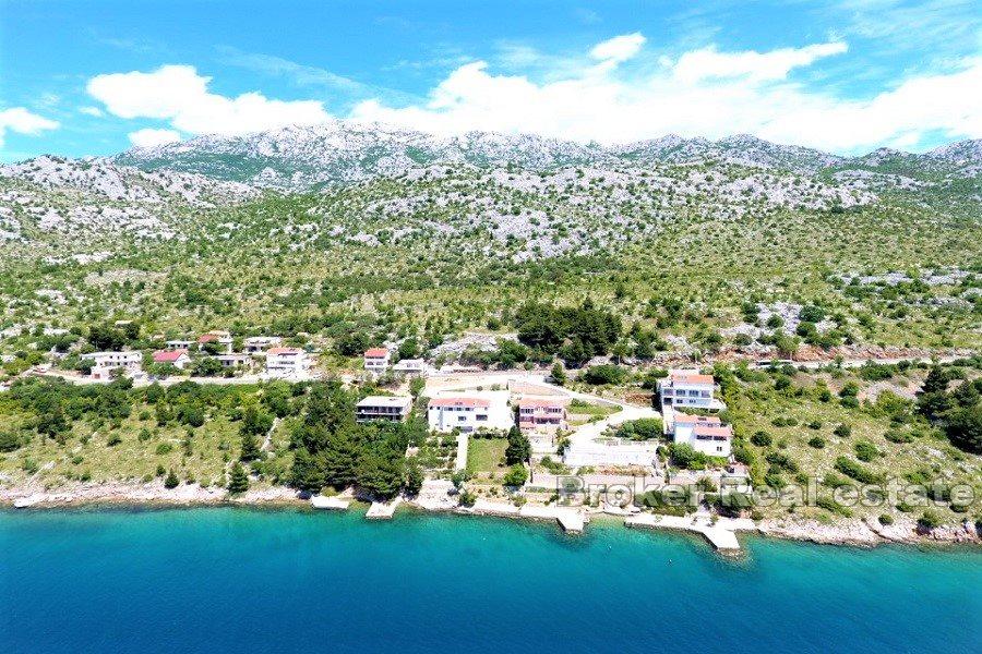 Vila s bazenom, prvi red do mora
