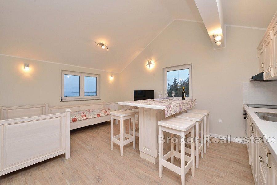 Vila s bazénem, první řada k moři