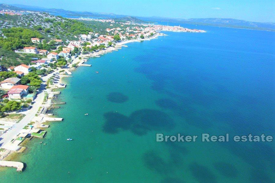 Два дома в первом ряду от моря