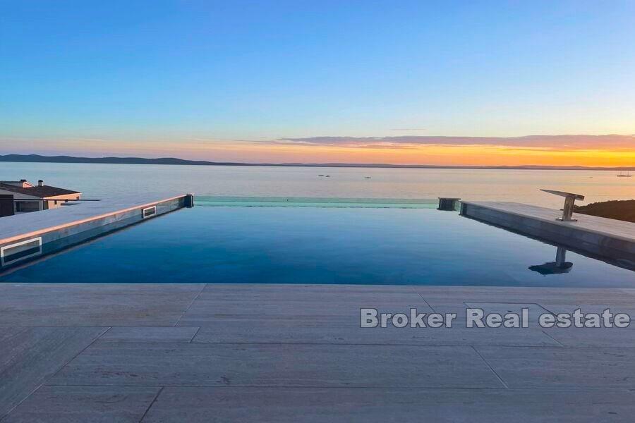 Penthouse with pool, sea view