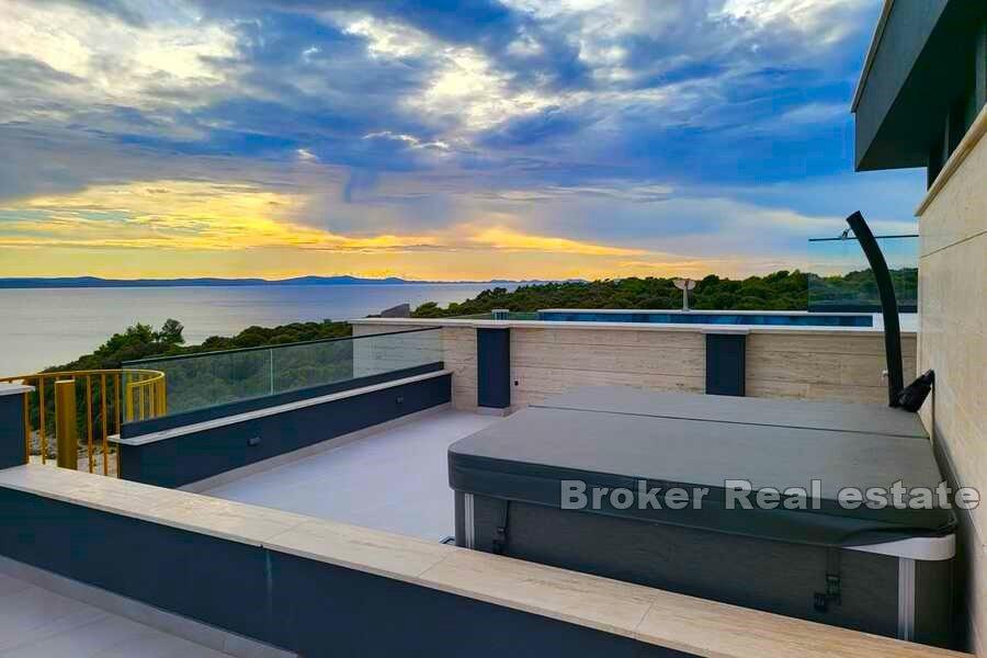 Penthouse with pool, sea view
