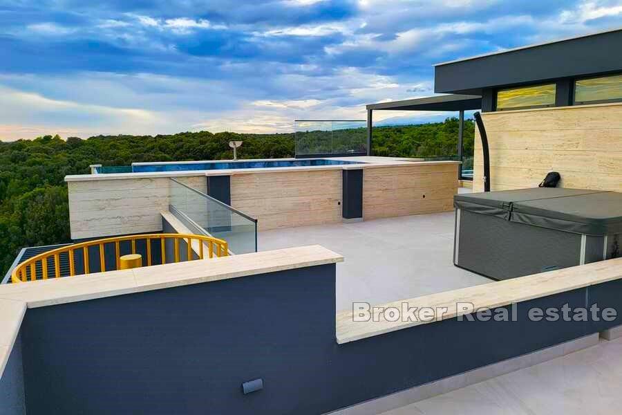 Penthouse with pool, sea view