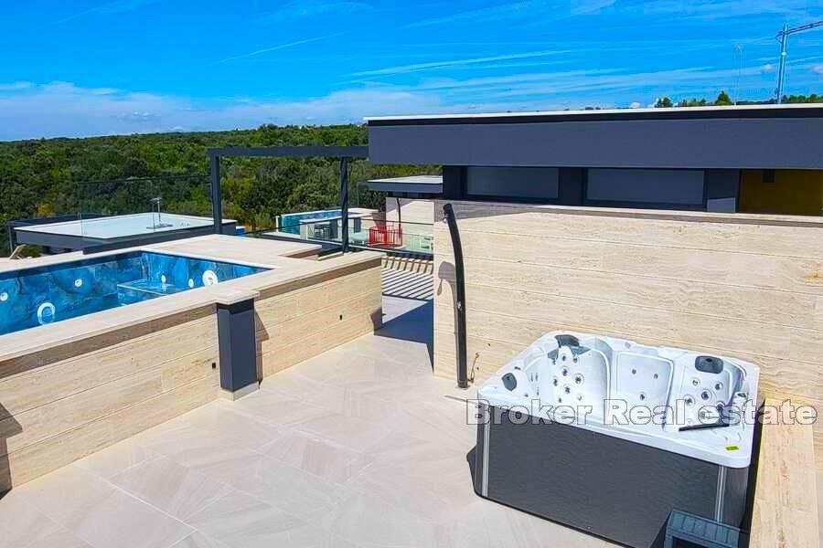 Penthouse with pool, sea view