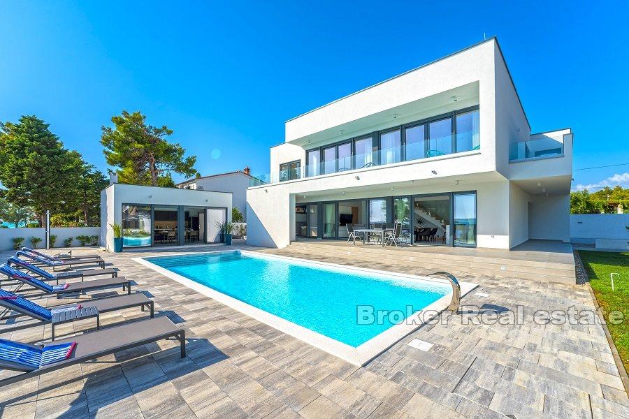 Moderní vila v první řadě k moři