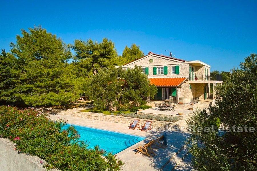 Steinvilla mit Meerblick und Pool