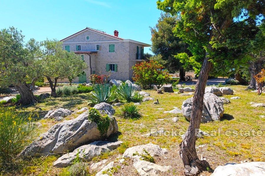 Steinvilla mit Meerblick und Pool