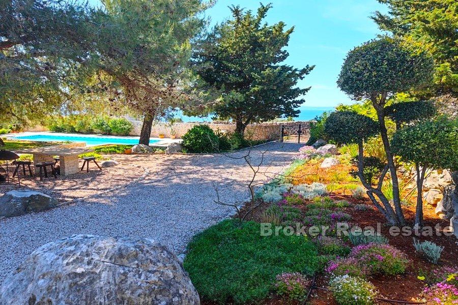 Steinvilla mit Meerblick und Pool