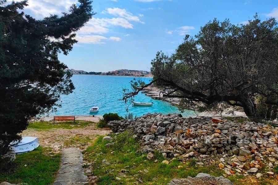 Terreno edificabile con una casa vicino al mare