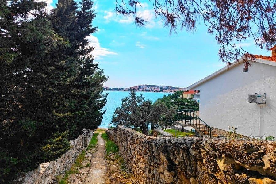 Terreno edificabile con una casa vicino al mare