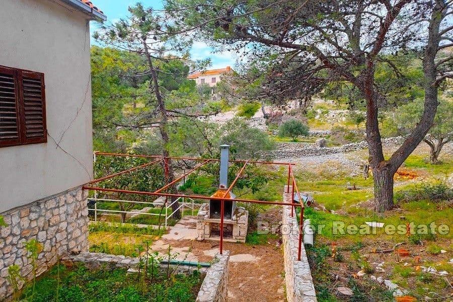 Terreno edificabile con una casa vicino al mare