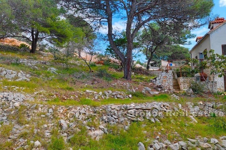 Terreno edificabile con una casa vicino al mare
