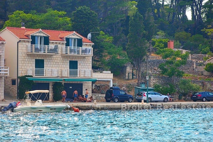 Appartement première rangée de la mer