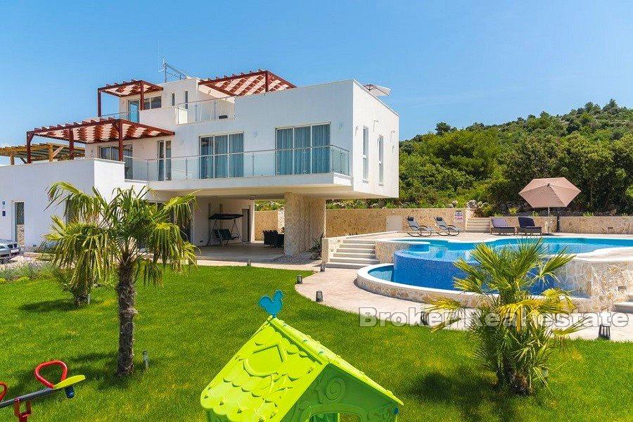 Villa moderna con vista mare e piscina