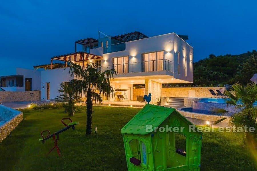 Villa moderna con vista mare e piscina
