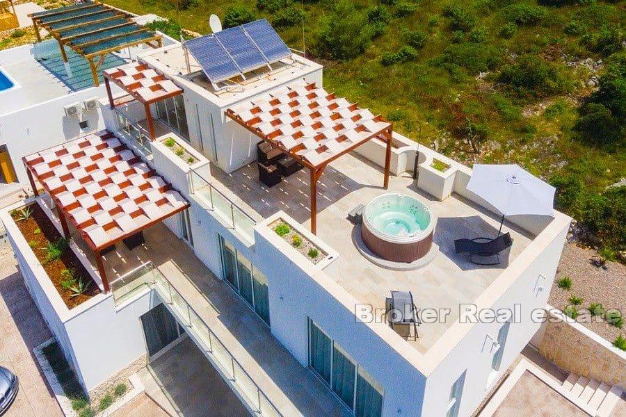 Villa moderna con vista mare e piscina