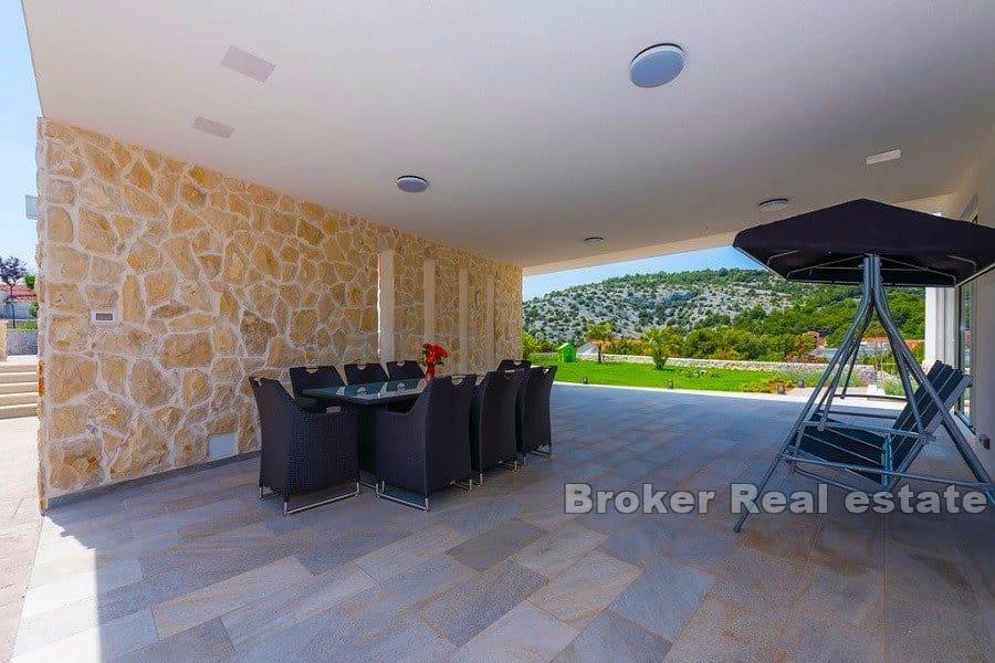 Villa moderna con vista mare e piscina