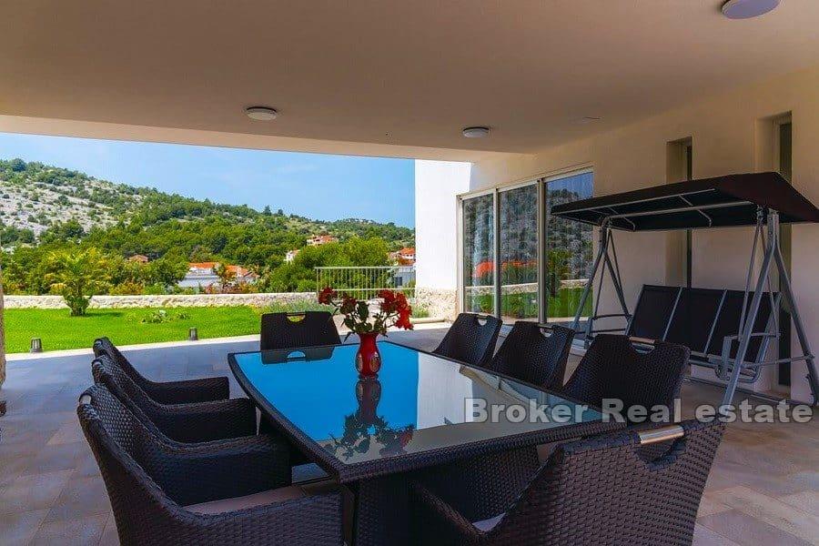 Villa moderna con vista mare e piscina