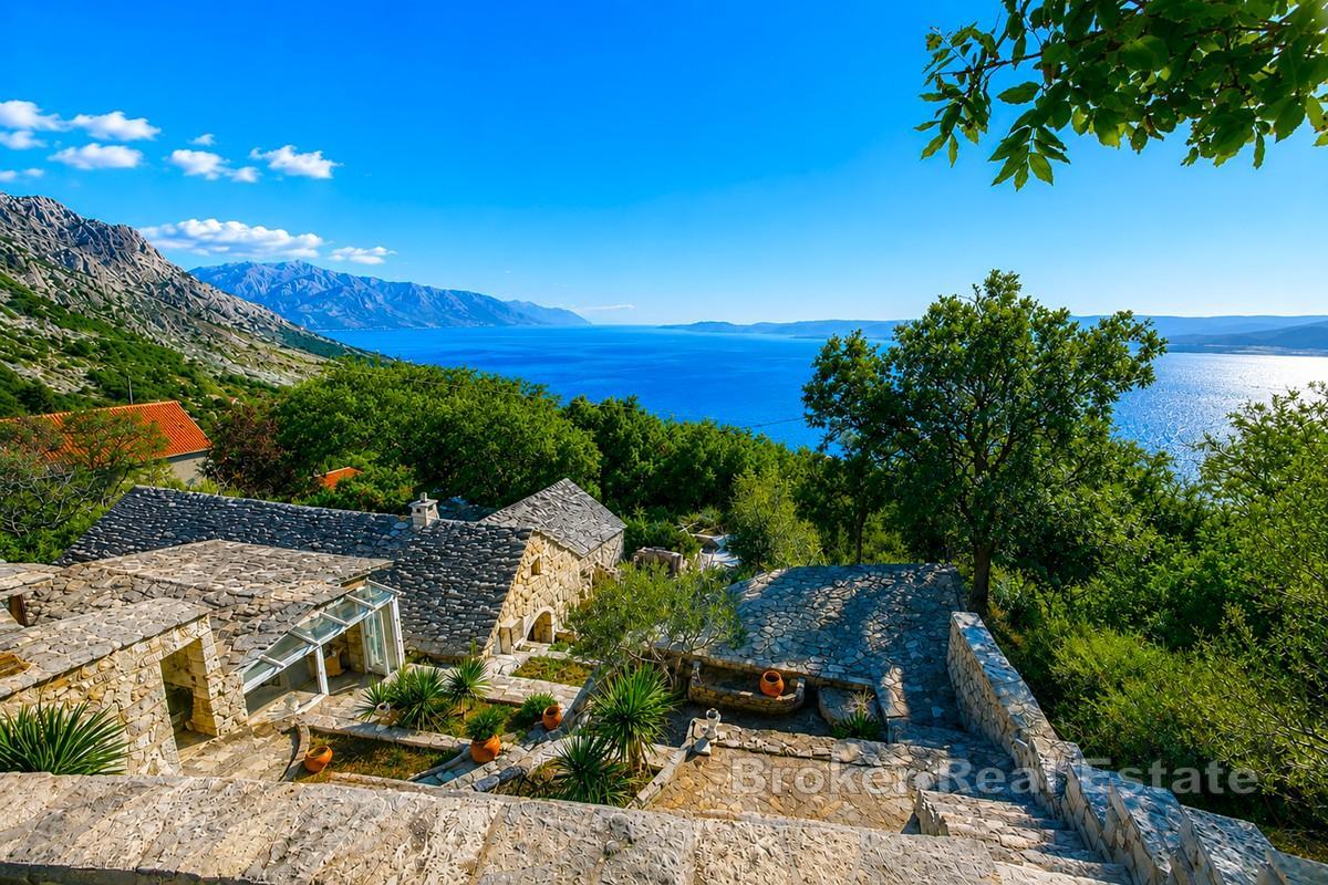 Dalmatinisches Steinanwesen mit Pool und Panoramablick aufs Meer
