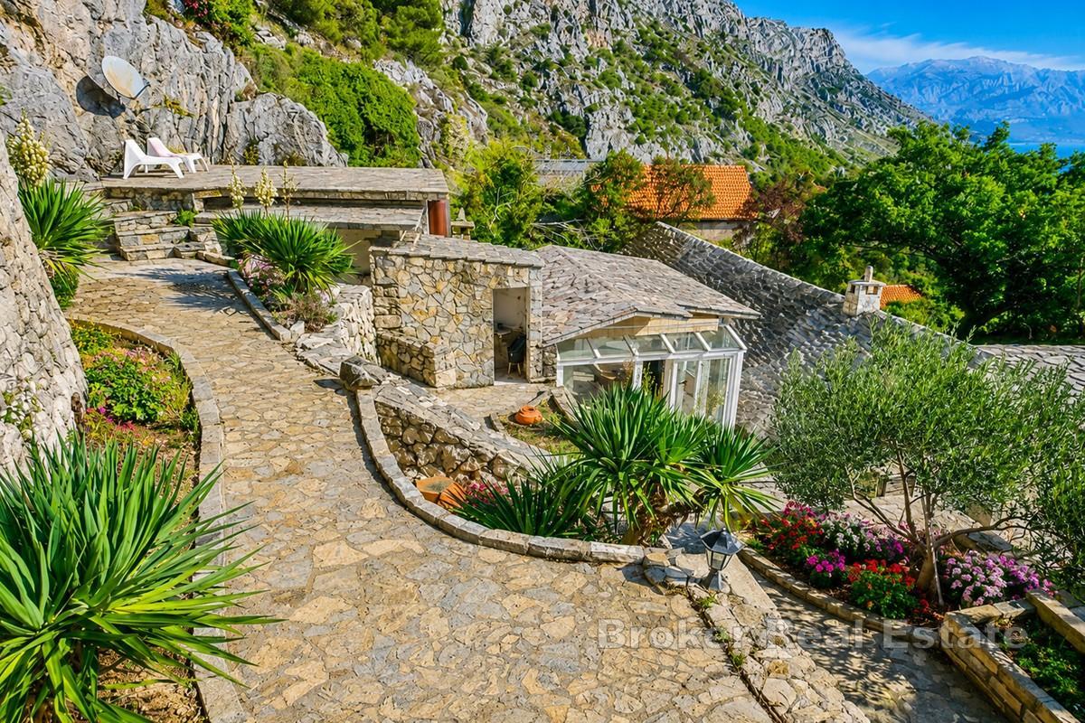 Dalmatinisches Steinanwesen mit Pool und Panoramablick aufs Meer