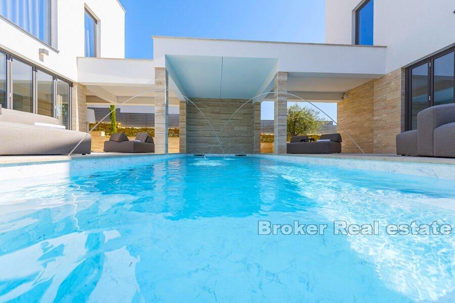 Villa de luxe au premier rang de la mer