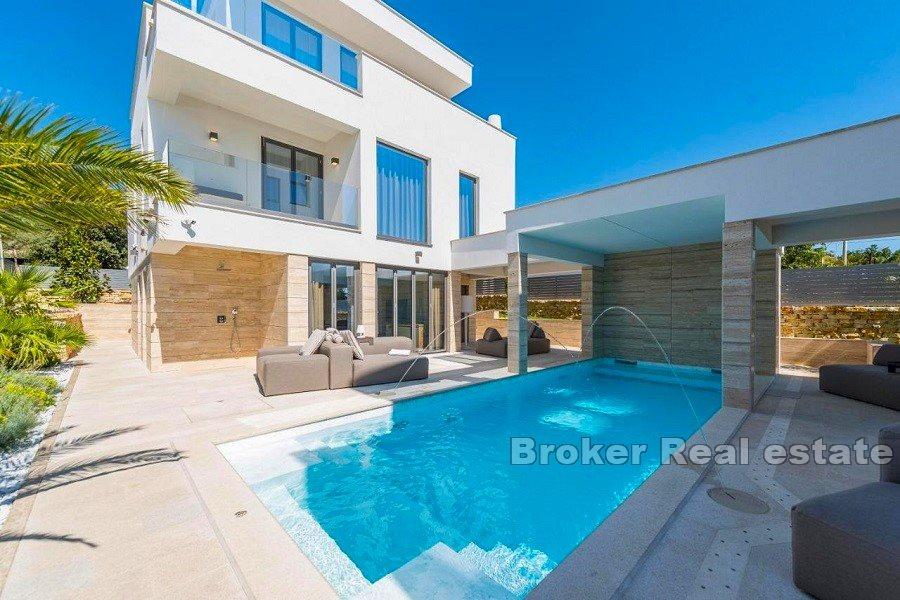 Villa de luxe au premier rang de la mer