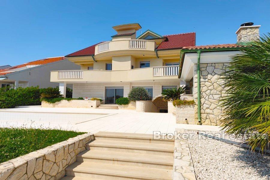 Appartement première rangée de la mer et de la plage