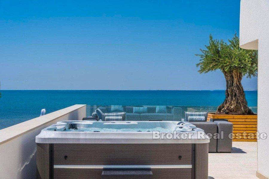 Luxusvilla an einem Sandstrand mit Blick auf das Meer