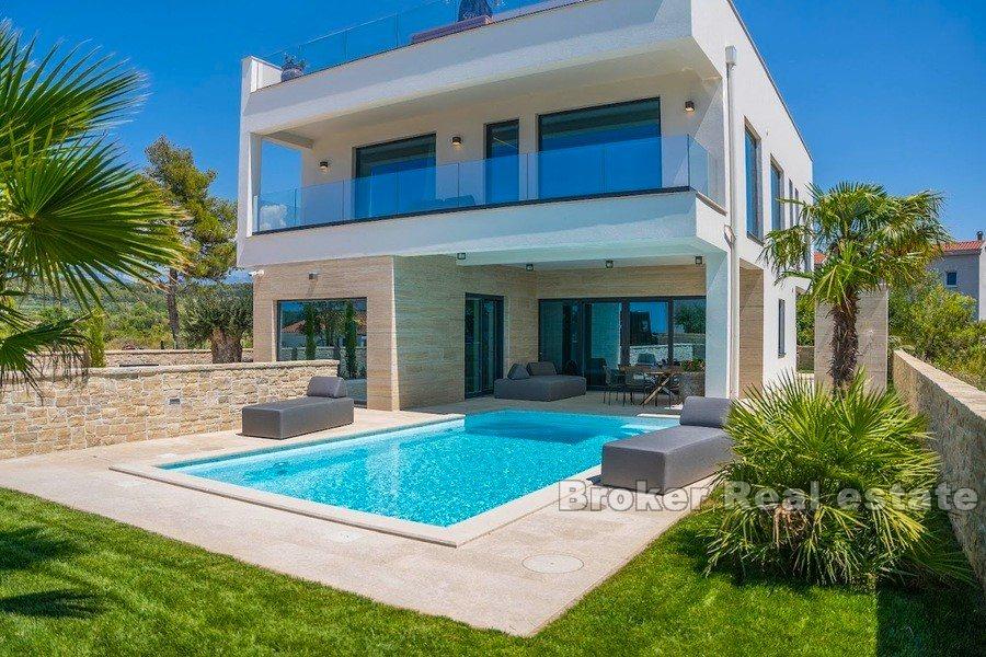 Luxusvilla an einem Sandstrand mit Blick auf das Meer