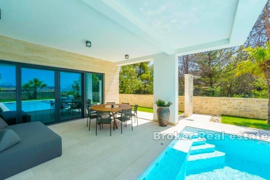 Luxusvilla an einem Sandstrand mit Blick auf das Meer