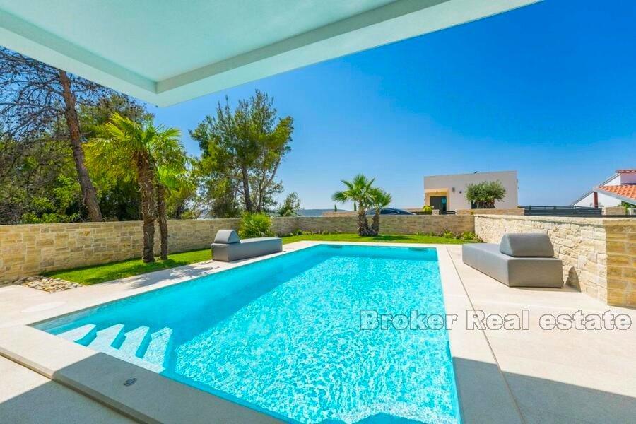 Luxusvilla an einem Sandstrand mit Blick auf das Meer