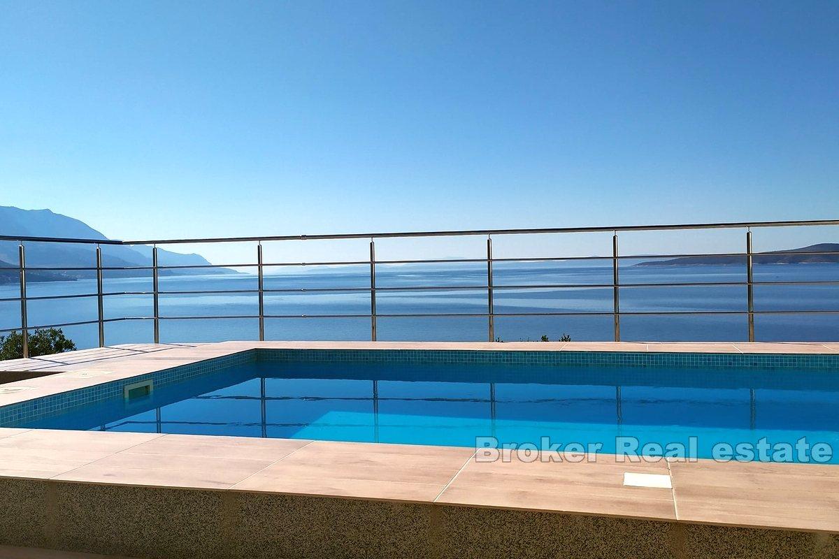 Maison avec piscine, première rangée de la mer