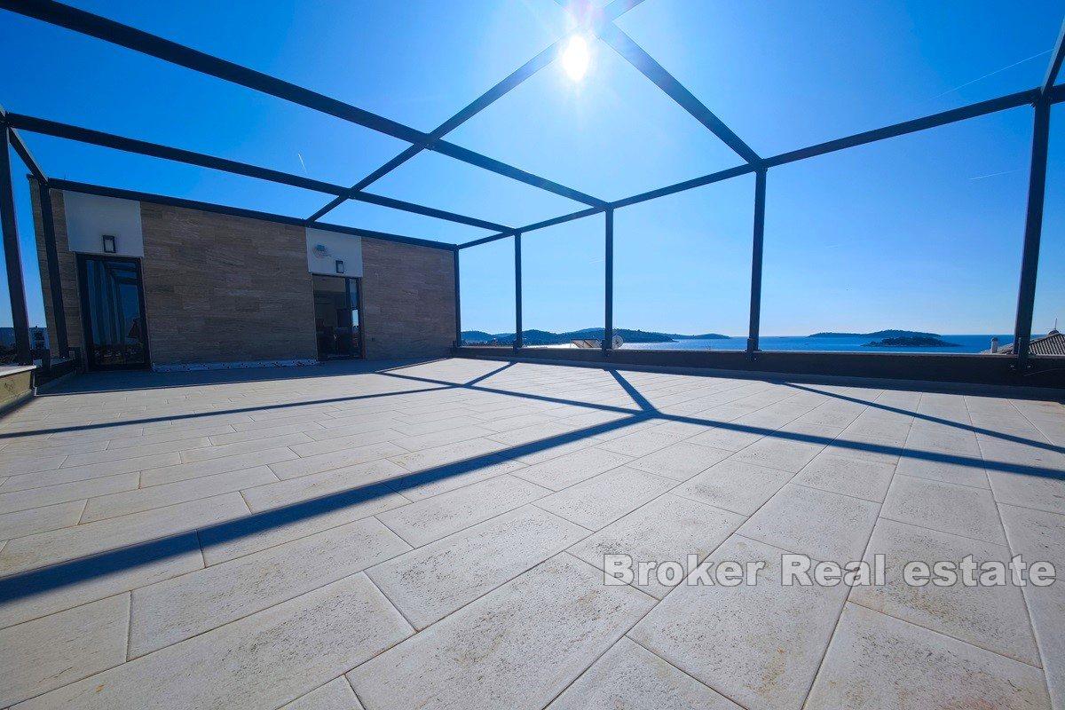 Villa con piscina e vista mare