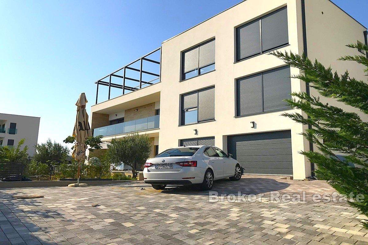 Villa con piscina e vista mare