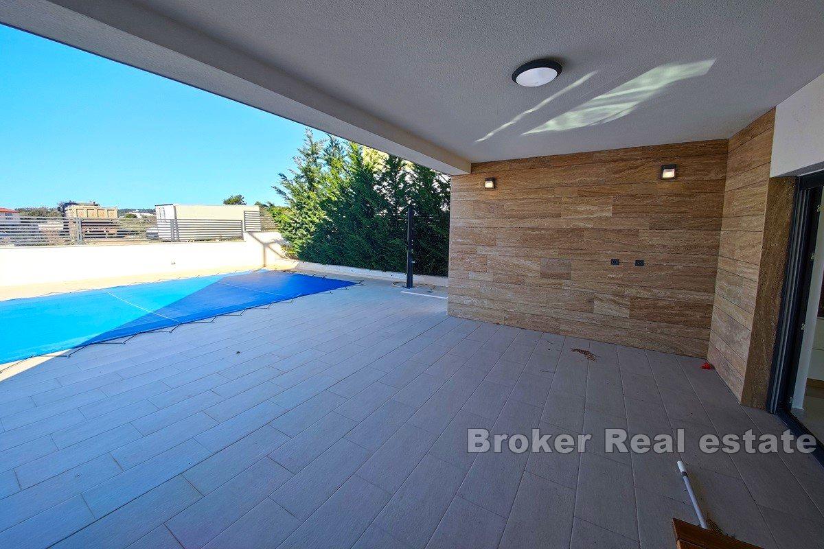 Villa con piscina e vista mare
