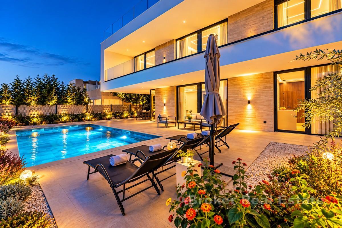 Modern villa med takterrasser och havsutsikt